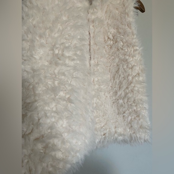 Design History - Faux Fur Vest - Picture 2 of 8